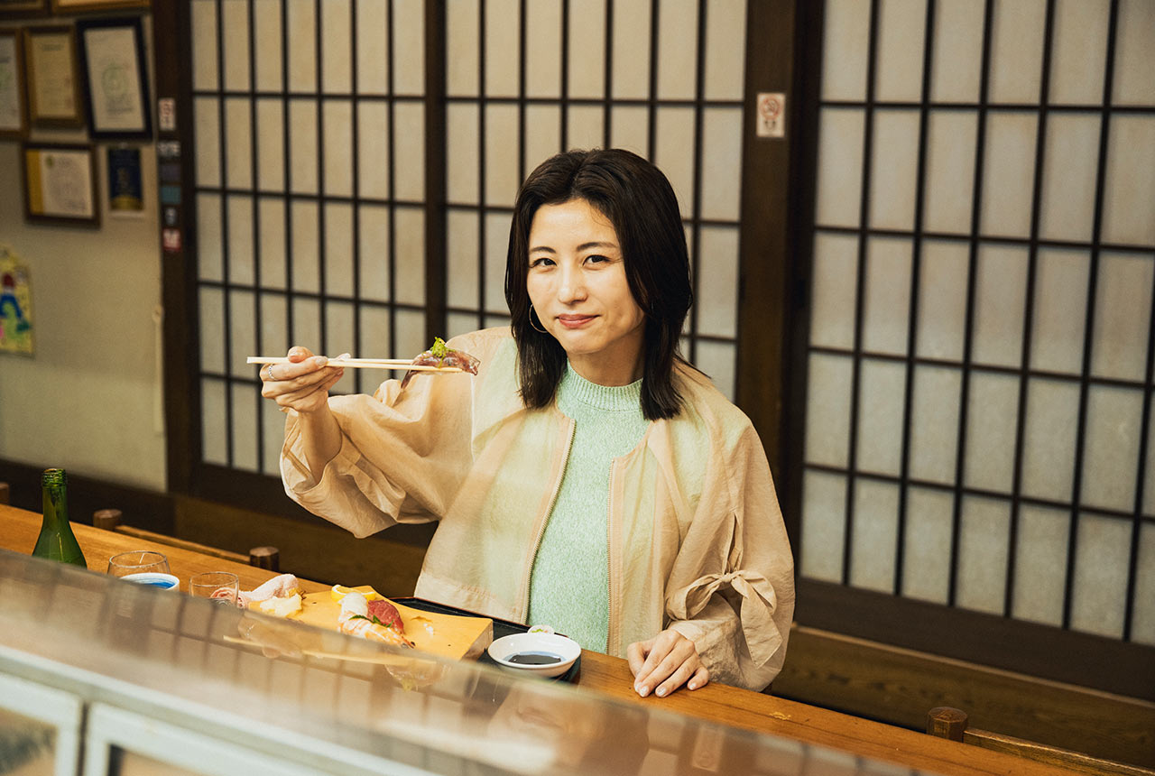 アジの握りを食べる宇賀なつみさん