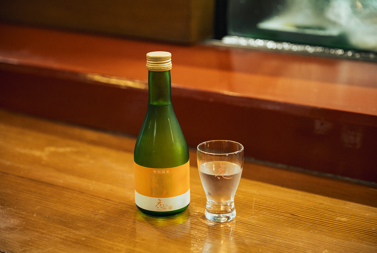 〈大地酒造〉の特別純米酒〈花笑み〉の小瓶とおちょこ