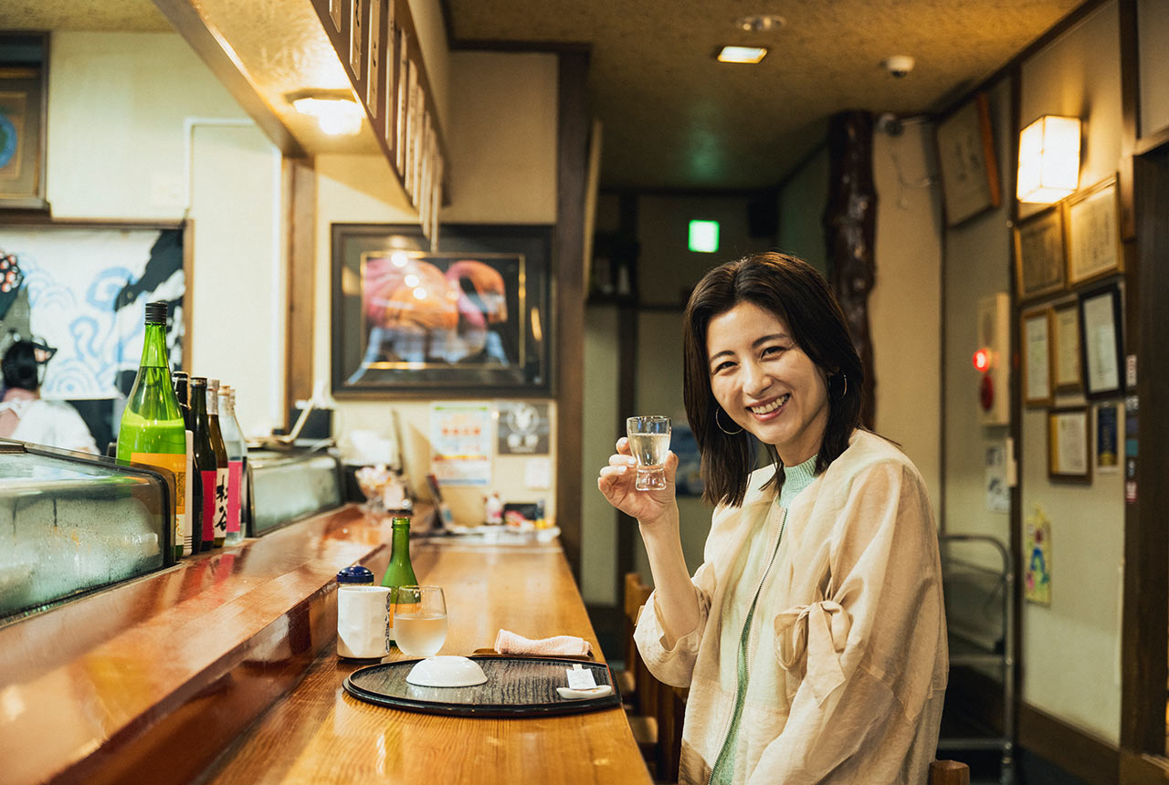 〈花笑み〉を味わう宇賀なつみさん