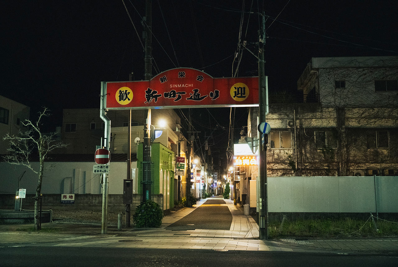 アーチのかかった新町通りの入口