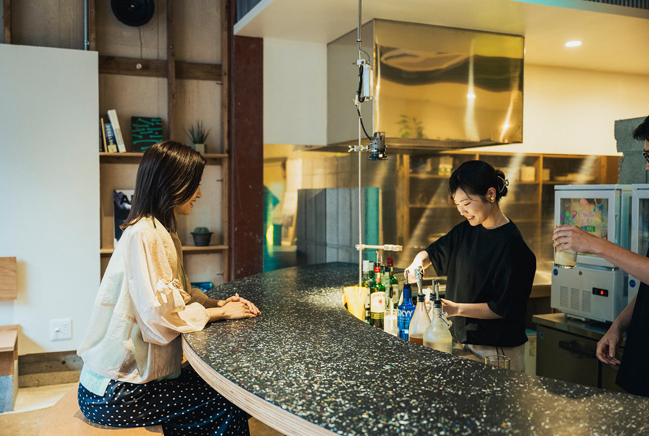 カウンターをはさんで談笑する宇賀なつみさんと〈檸檬派〉スタッフの方