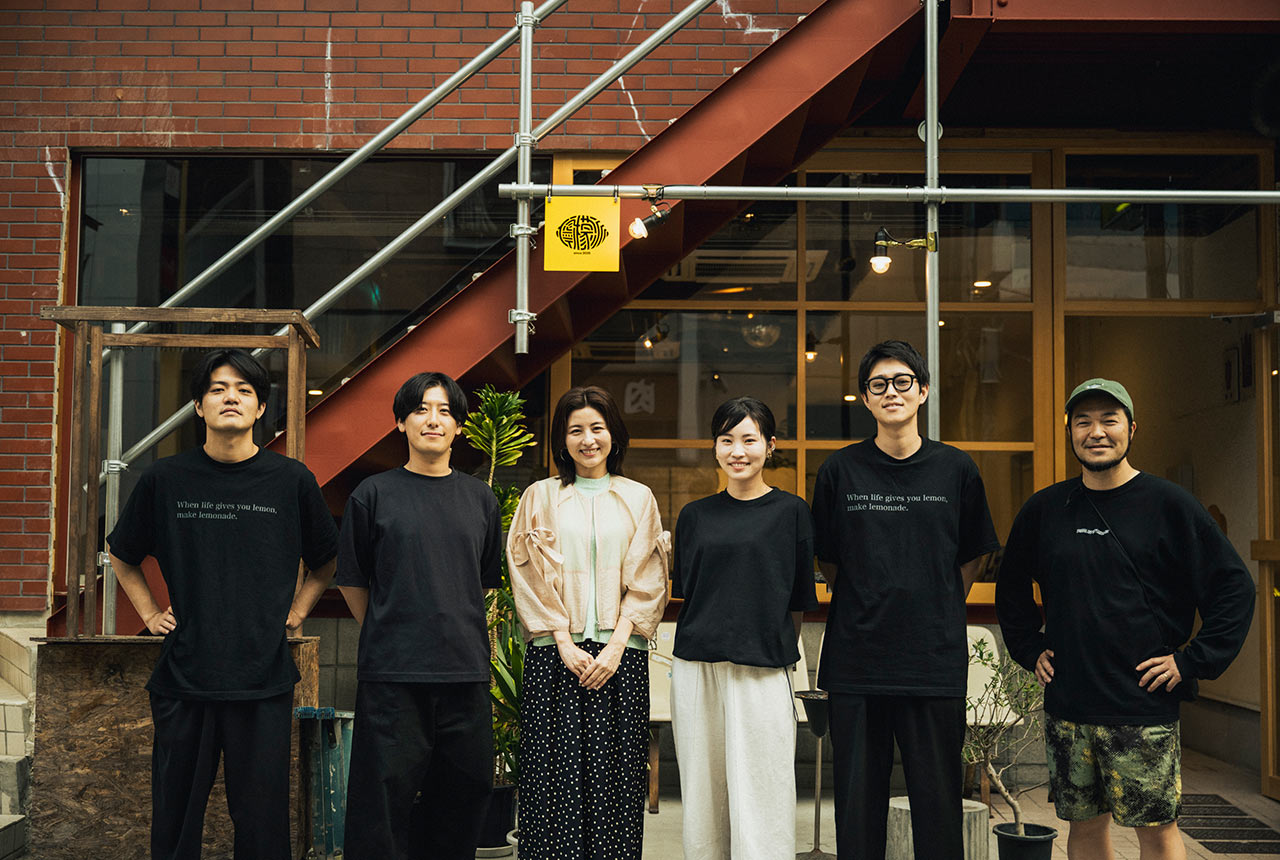 お店の前でみんなで記念撮影