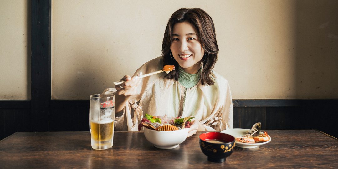 〈塩湯〉の海鮮丼を味わう宇賀なつみさん