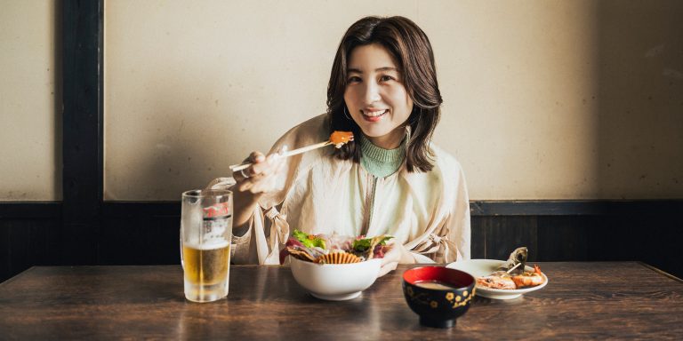 〈塩湯〉の海鮮丼を味わう宇賀なつみさん