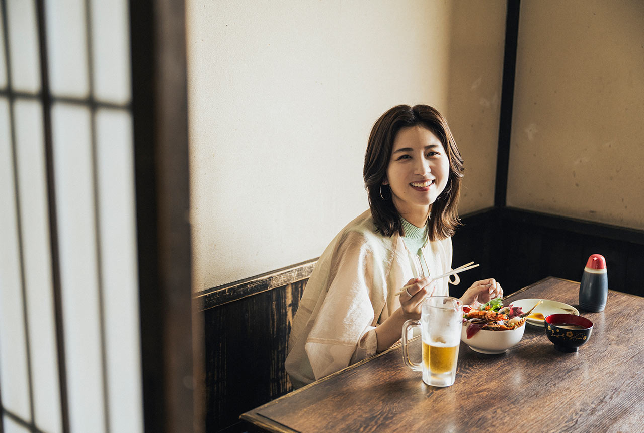 ビールと海鮮丼を堪能中の宇賀なつみさん