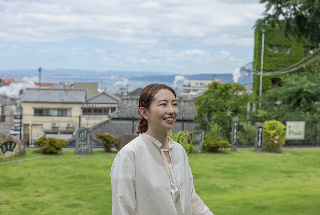 別府湾を見渡せる高台を歩く池田佳乃子さん