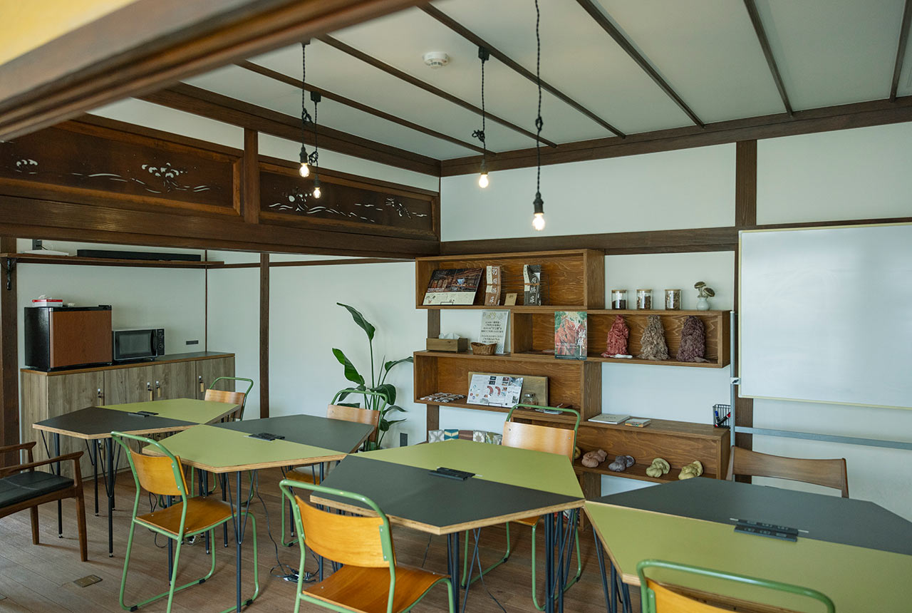コワーキングスペース〈a side 満寿屋〉の内観