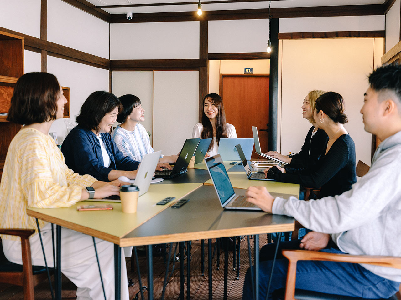 コワーキングスペースでの〈HAA〉の社員ミーティングの様子