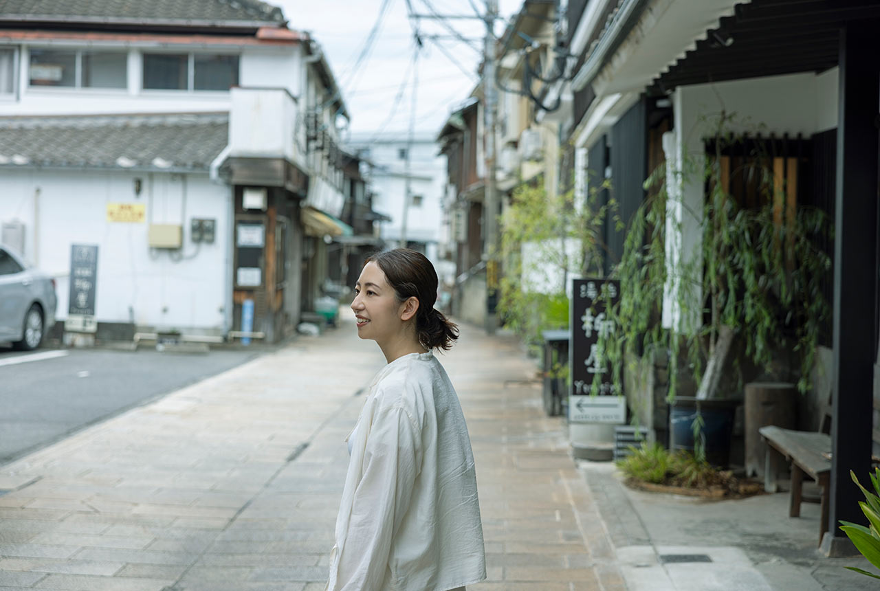 鉄輪地区の路地を歩く池田佳乃子さん