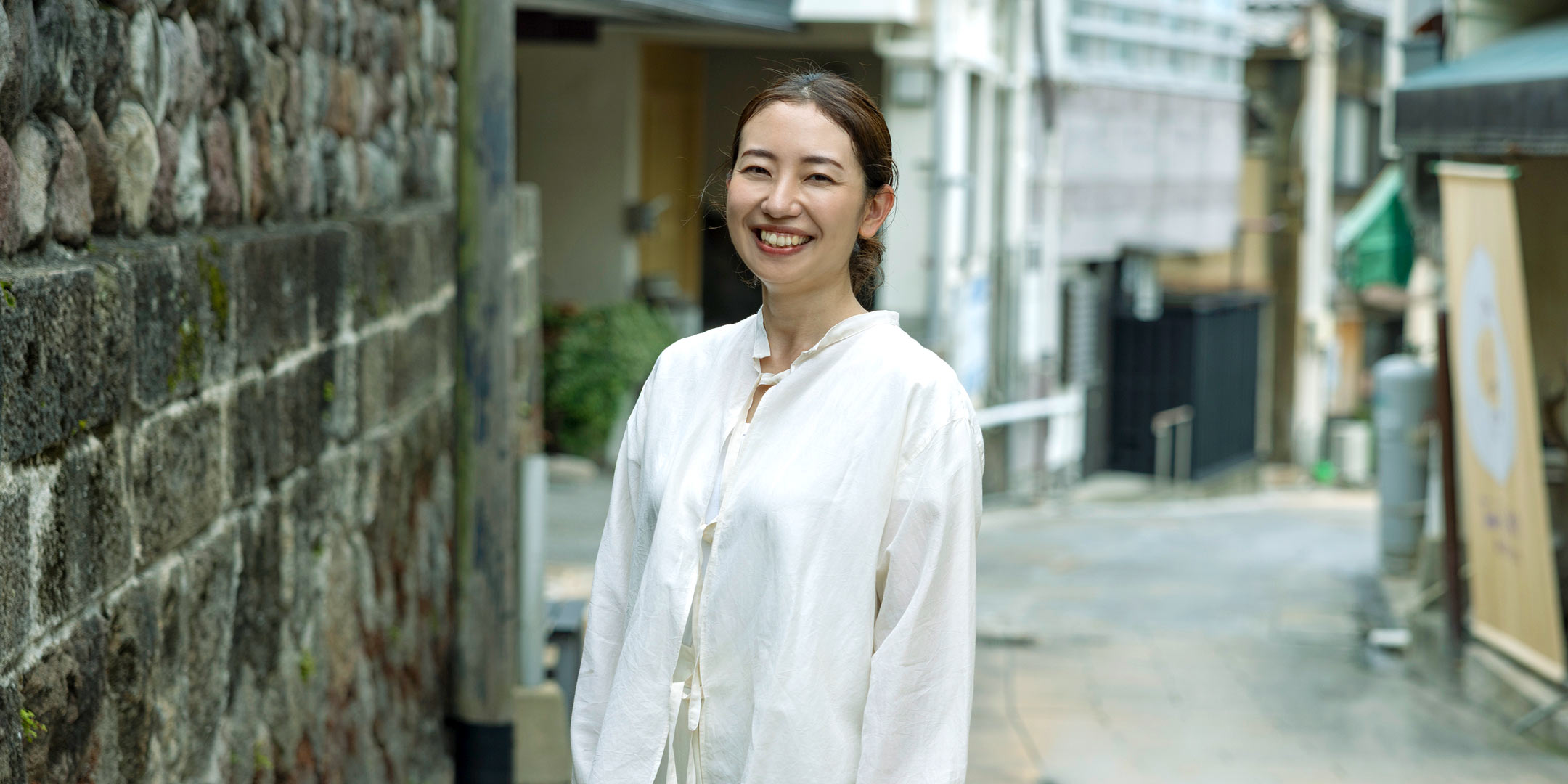 鉄輪温泉の路地に立つ〈HAA〉池田佳乃子さん