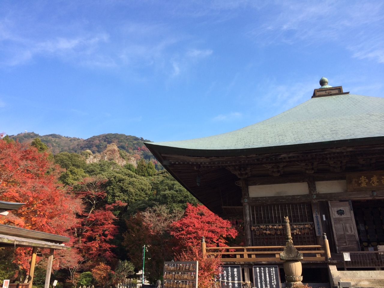 両子寺の護摩堂としぐれ紅葉